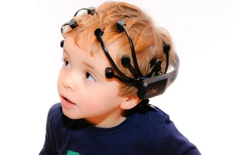 A kid wearing an EEG device